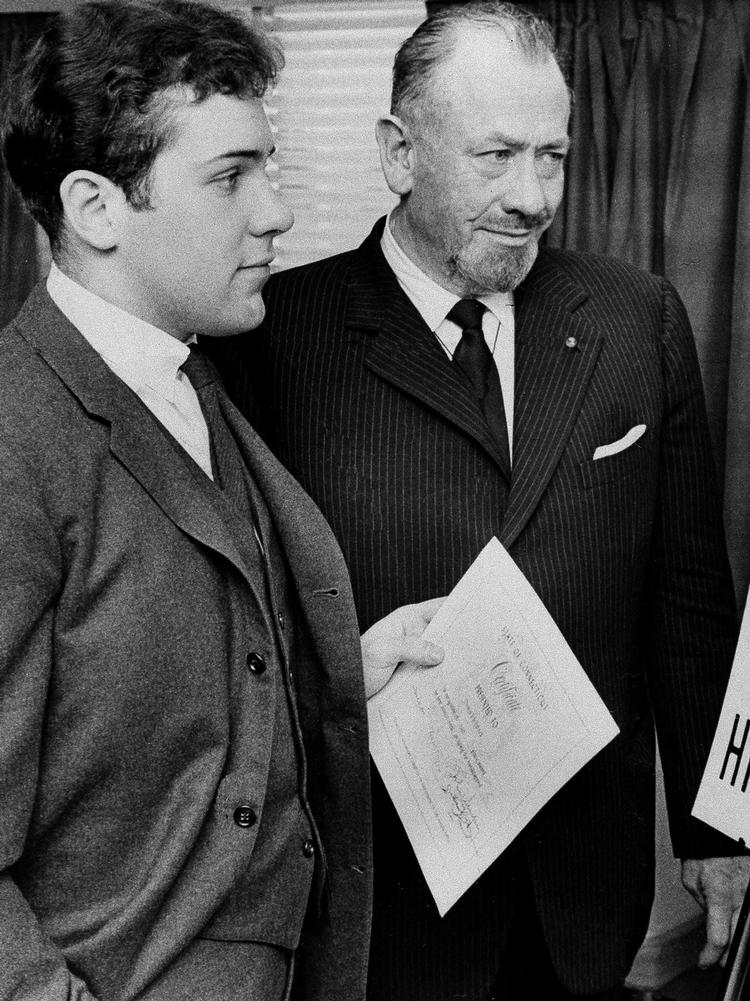 Prisvinder. Steinbeck (th.) ses her sammen med sin søn i 1963. Året før modtog han Nobels Litteraturpris. 