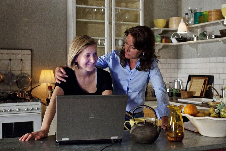 Familien. Politikere skal også pleje deres familieliv. Det viser 'Borgen' på en anden måde end andre internationale serier. 