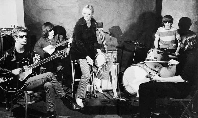 Coolness. The Velvet Underground øver i Andy Warhols Factory-studie i 1966. Fra venstre Lou Reed, Sterling Morrison, Nico, Moe Tucker og John Cale. 