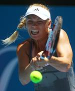 VIDERE. I Sydney er der så varmt, at Caroline Wozniacki måtte køles ned under vejs. 