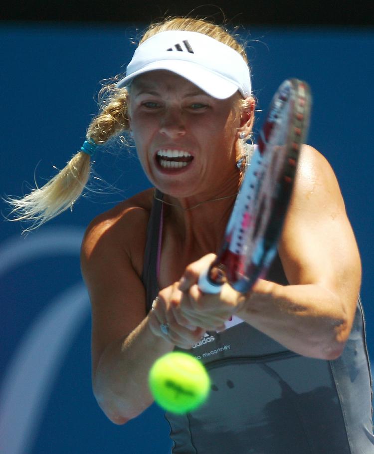 VIDERE. I Sydney er der så varmt, at Caroline Wozniacki måtte køles ned under vejs. 