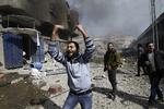Gaza. Her ses palæstinensere efter et israelsk angreb i november. Netop i november live-tweetede det israelske militær krigen som aldrig før. 