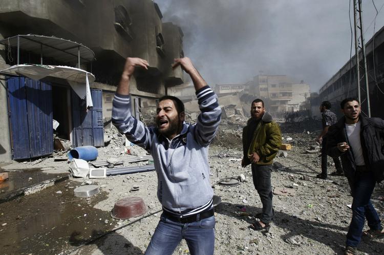 Gaza. Her ses palæstinensere efter et israelsk angreb i november. Netop i november live-tweetede det israelske militær krigen som aldrig før. 