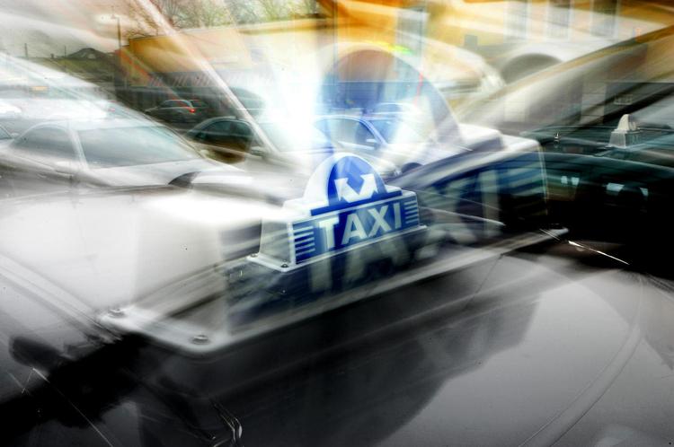 Taxa. Turen gennem økonomien på  bagsædet af en taxi holder ikke. 