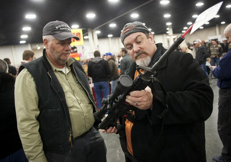 Populær. En amerikaner kigger på et AR-15-gevær på The Rocky Mountain Gun Show. AR-15 er et af de mest populære våben. Det danske forsvars standardgevær M16 er en videreudvikling af AR-15. 