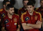 UVANT. Normalt har Iker Casillas (th.) armene oppe, men i aften må han atter holde dem i ro. 