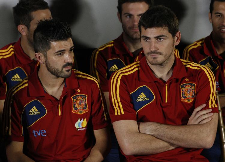 UVANT. Normalt har Iker Casillas (th.) armene oppe, men i aften må han atter holde dem i ro. 