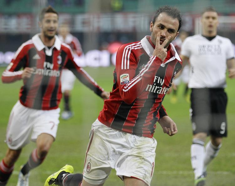 milan. Mens Juventus tabte, vandt AC Milan med de samme cifre, 2-1, med Giampaolo Pazzini som en af målscorerne. 