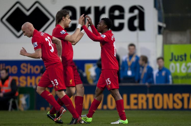 DEBUTANTMÅL. På et oplæg fra Jonjo Shelvey (yderst tv.) scorede Daniel Sturridge (th.) seks minutter inde i sin første kamp for Liverpool. 
