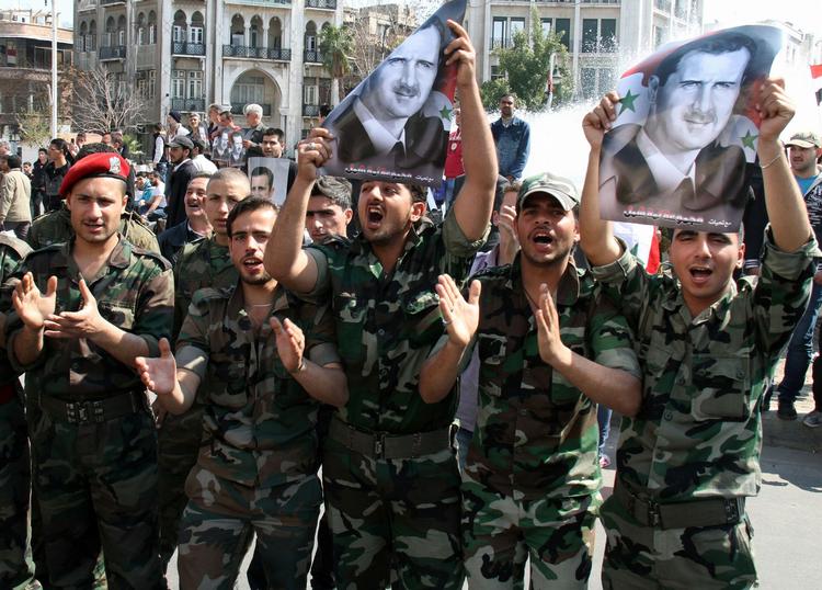 Syriske soldater demonstrerer i sympati med Præsident Assad i Damaskus. 