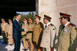 Facade. Selv om Bashar al-Assads regime er presset, er det ikke noget, man skilter med hos det syriske nyhedsbureau Sana, der f.eks. har udsendt dette foto fra en militær ceremoni i oktober 2012, hvor præsidenten hyldede officerer. 