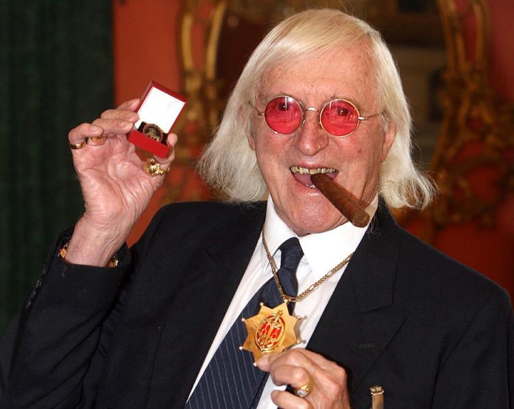 Nyt. Den afdøde BBC-vært Jimmy Savile står anklaget for at have misbrugt op mod 200 mindreårige. I en ny rapport fra The Metropolitan Police, der bliver offentliggjort i næste uge fremgår det blandt andet, at han havde nøgler til nogle af de hospitaler, hvor hans ofre befandt sig. 