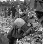Tab. Anden Verdenskrig havde store omkostninger for civilbefolkningerne. Her knuger en lille dreng sit tøjdyr efter et bombardement i London. 
