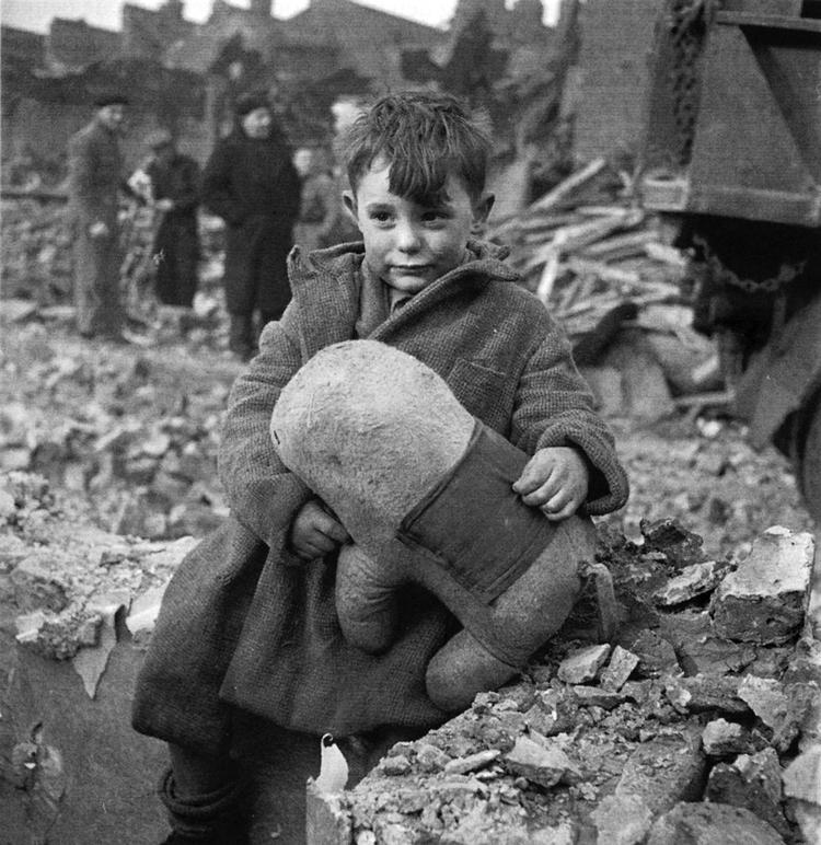 Tab. Anden Verdenskrig havde store omkostninger for civilbefolkningerne. Her knuger en lille dreng sit tøjdyr efter et bombardement i London. 