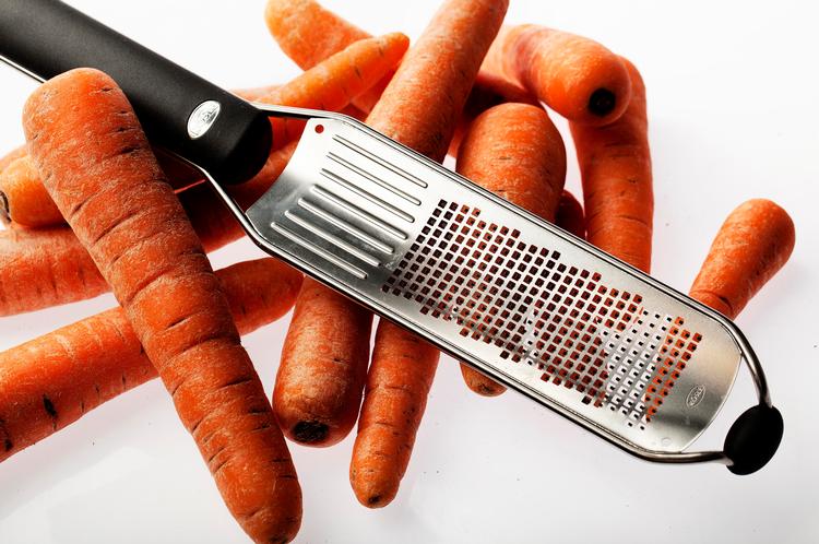 Rivegilde. Det lille rivejern fra Microplane er dommernes favorit. På billedet her ses riverjernet fra Rösle. 