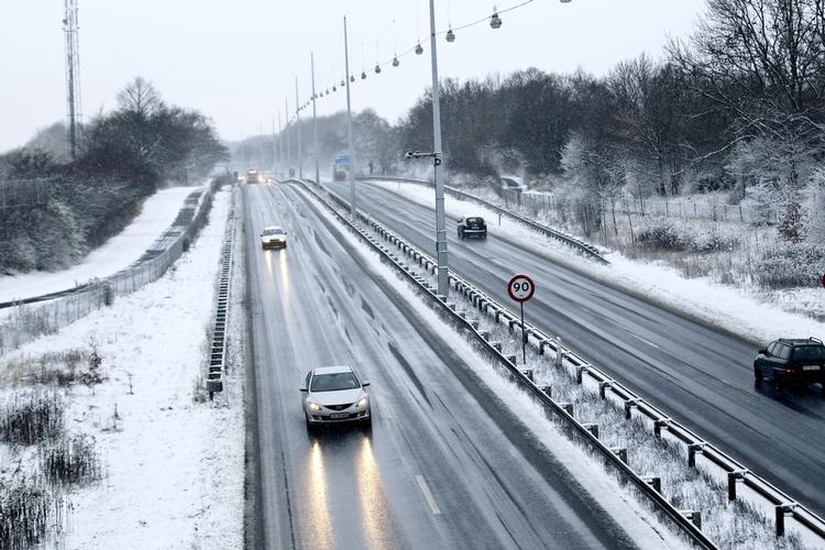 overgangsfænomen. Fredag, lørdag og søndag går temperaturen i minus, og  der kan falde sne, men så stiger den igen. 