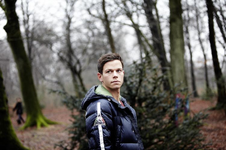 salgsobjekt. FC Midtjyllands Mads Albæk vil gerne til udlandet, men nu ved han ikke, om det er muligt, fordi ukendte investorer har købt retten til salget af ham. 