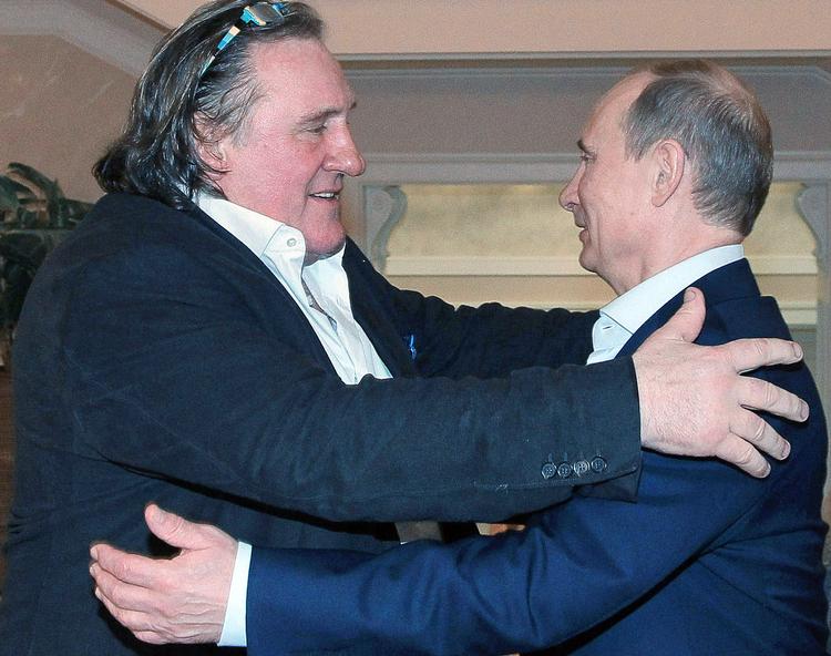 Skatteflygtning. Gérard  Depardieu var taget den lange vej til  Sortehavsbyen Sotji for at hente sit  nye pas og hilse på præsident Putin. 