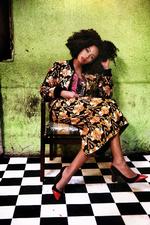 Lillesøster. I stedet for at abe efter sin berømte søster har Solange Knowles gået sine egne veje. Hun blev således gift som 17-årig og har i dag en søn på otte, som hun har været enlig mor for de seneste fem år. Hun har - med svigtende succes - udgivet to plader og forsøgt sig som skuespiller og model. Men nu gælder det igen musikken. Og det er en god idé, mener Politikens musikredaktør. 