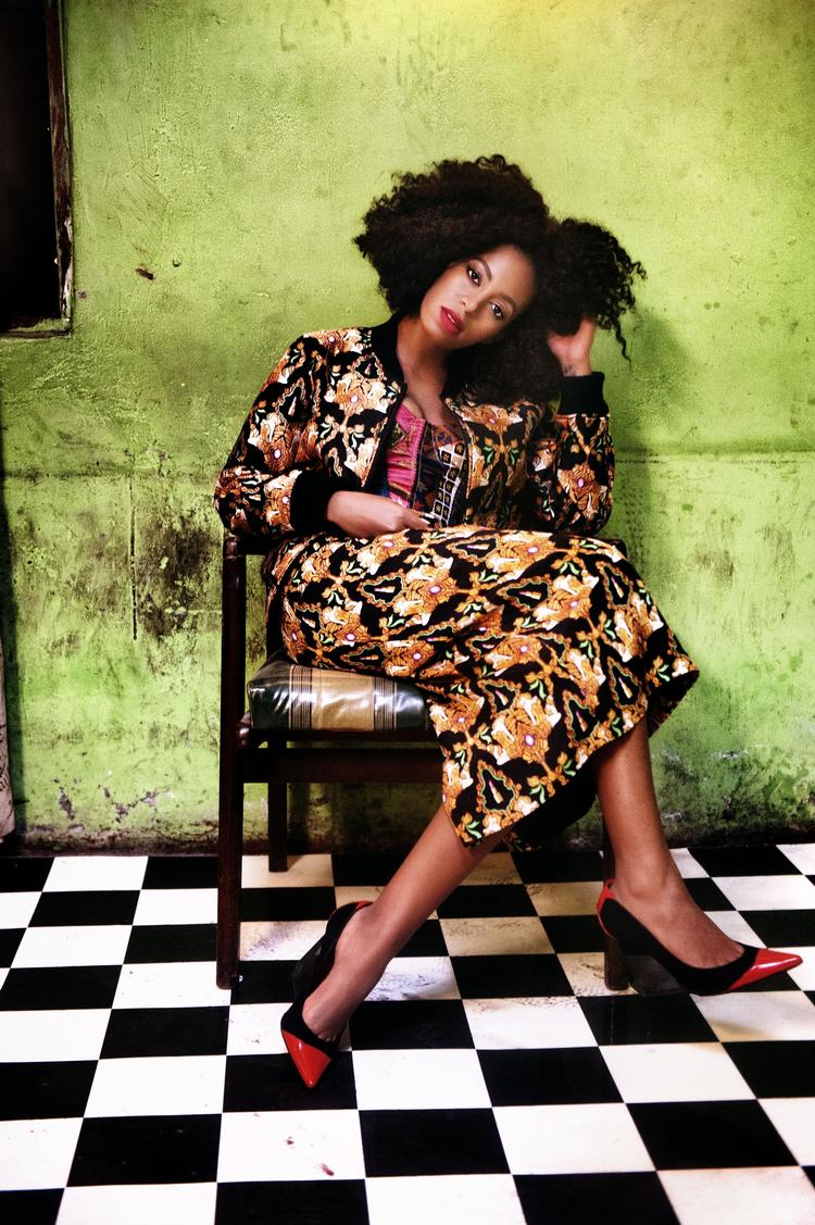 Lillesøster. I stedet for at abe efter sin berømte søster har Solange Knowles gået sine egne veje. Hun blev således gift som 17-årig og har i dag en søn på otte, som hun har været enlig mor for de seneste fem år. Hun har - med svigtende succes - udgivet to plader og forsøgt sig som skuespiller og model. Men nu gælder det igen musikken. Og det er en god idé, mener Politikens musikredaktør. 