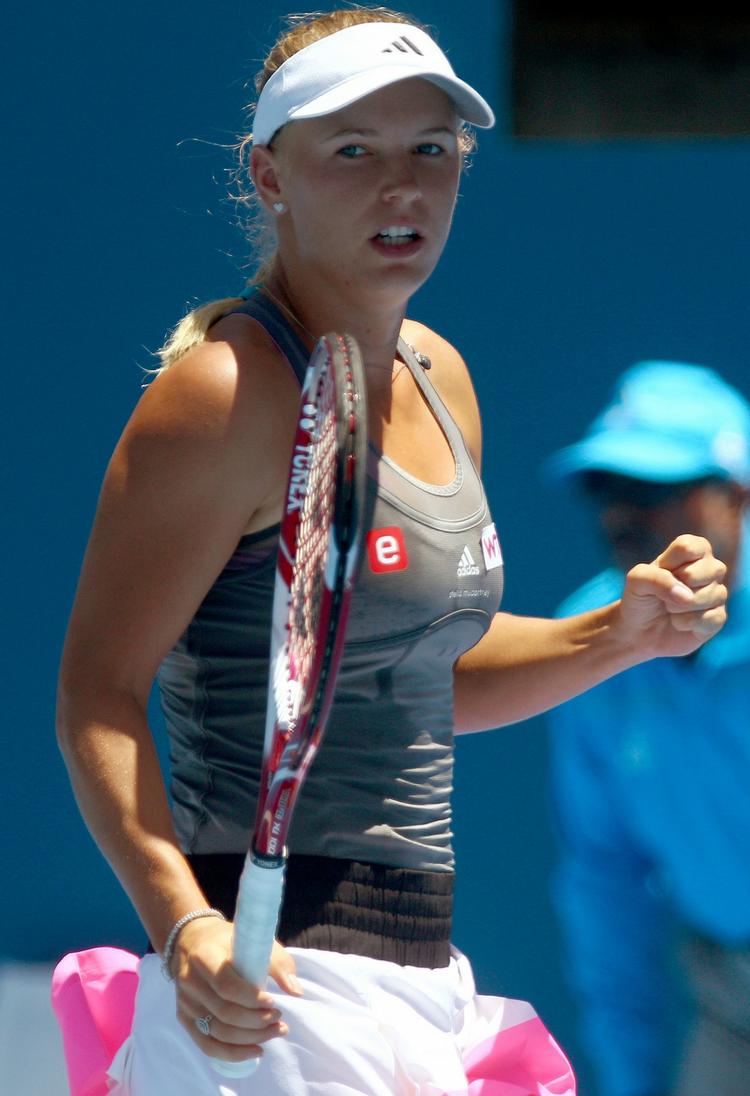 videre. Caroline Wozniacki knytter næven efter en sikker sejr mod Urszula Radwanska i første runde i Sydney. 