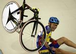 overfaldet. Colombias Jose Serpa styrter under OL i 2004. Under en træning i hjemlandet fik bjergrytteren stjålet sin cykel til 37.000 kroner. 