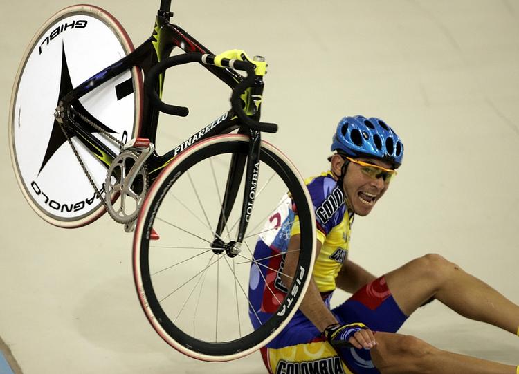 overfaldet. Colombias Jose Serpa styrter under OL i 2004. Under en træning i hjemlandet fik bjergrytteren stjålet sin cykel til 37.000 kroner. 