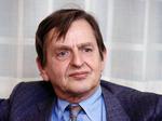 Linje. Der er en klar biografisk forbindelse mellem den tilsyneladende fiktive, pædofile regeringsleder i filmen og Olof Palme. 
