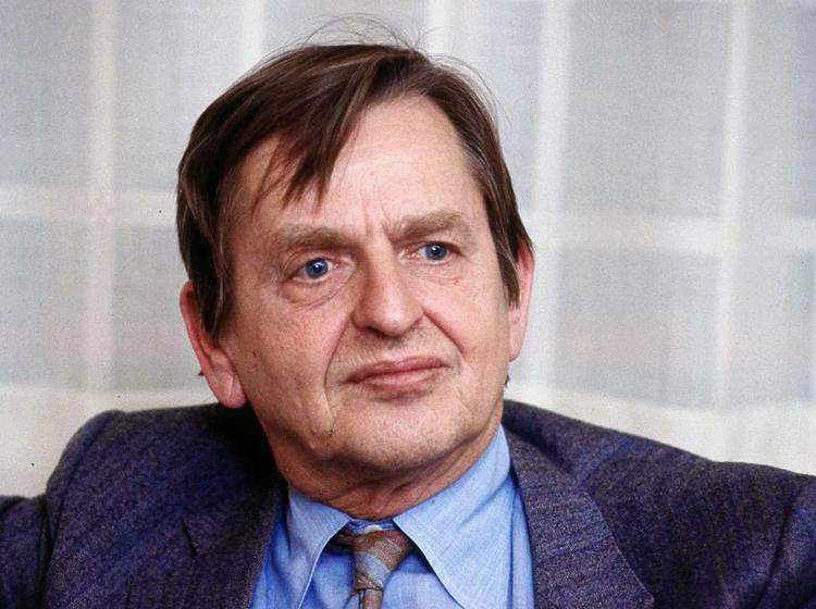 Linje. Der er en klar biografisk forbindelse mellem den tilsyneladende fiktive, pædofile regeringsleder i filmen og Olof Palme. 