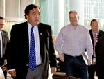 Googles bestyrelsesformand Eric Schmidt (th) og Bill Richardson (tv) har lavet de sidste forberedelser til rejsen fra et hotel i Beijing. 