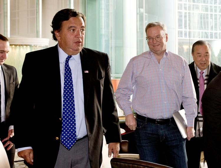 Googles bestyrelsesformand Eric Schmidt (th) og Bill Richardson (tv) har lavet de sidste forberedelser til rejsen fra et hotel i Beijing. 