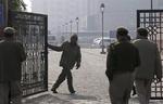 Anspændt. Der har været høj sikkerhed omkring de anklagede i sagen om mishandling og massevoldtægt af en 23-årig kvinde i New Delhi. Her lukker politiet af, efter en varevogn har fragtet de anklagede til retsbygningen i Saket-distriktet. 