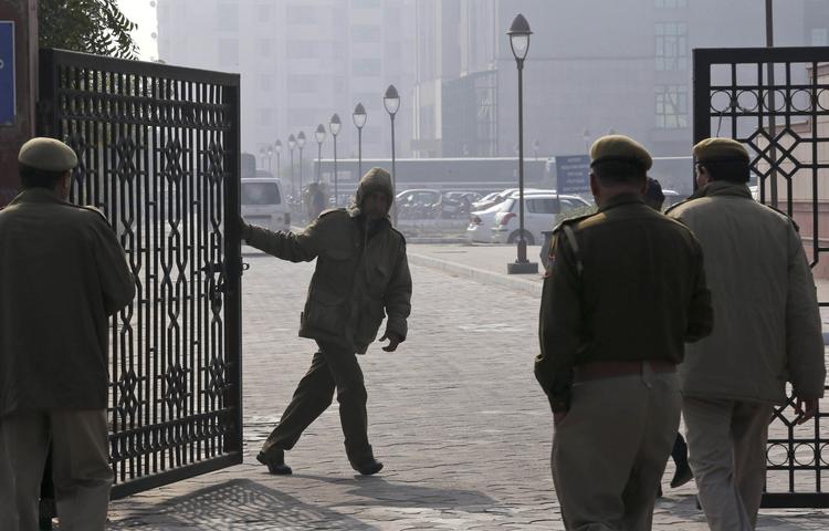 Anspændt. Der har været høj sikkerhed omkring de anklagede i sagen om mishandling og massevoldtægt af en 23-årig kvinde i New Delhi. Her lukker politiet af, efter en varevogn har fragtet de anklagede til retsbygningen i Saket-distriktet. 