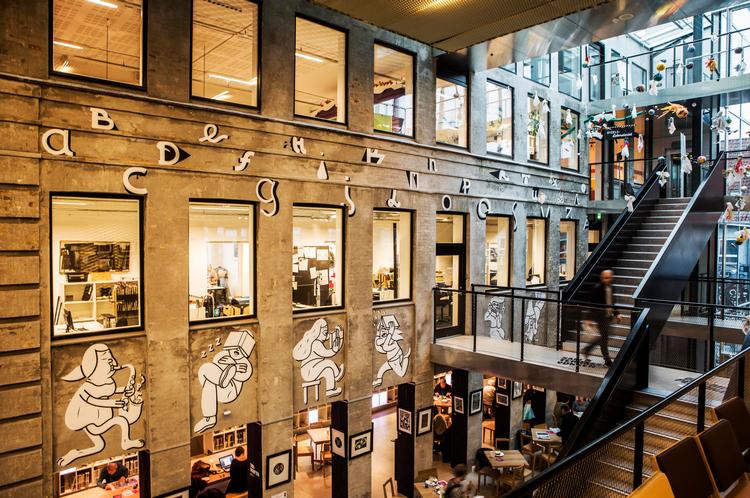 Fremtiden. Hvis bibliotekerne skal overleve, skal de tilbyde masser af aktiviteter i den fysiske verden. Som her på det ny bibliotek i Københavns Nordvestkvarter, som er kulturhus med bibliotek, cafe, filmklub, musik og mange andre arrangementer. 