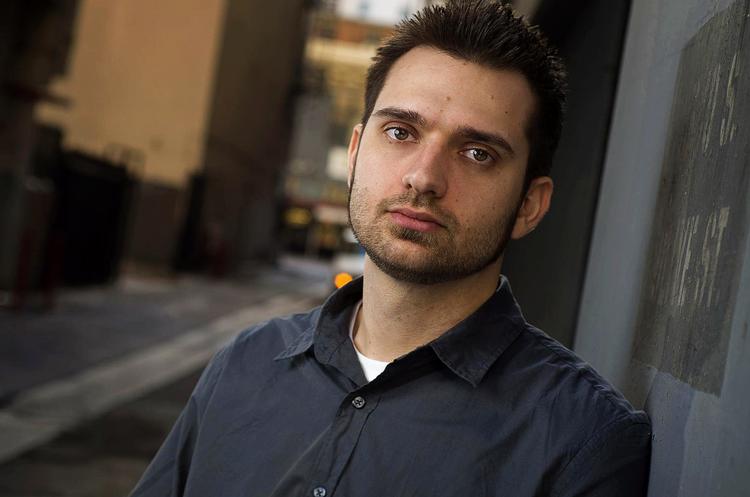 Hårdkogt. Ryan David Jahn, født 1979, skriver romaner, hårdkogte krimier og teaterstykker. 