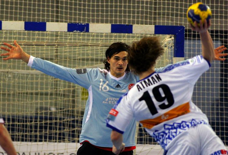 skud. Pavel Atman ansigt til ansigt med AaB-målmanden Jannick Green Krejberg. 