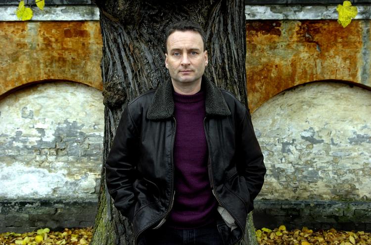 Boberg. Her fortæller han om et liv med en kaotisk opvækst. Et liv, hvor han har brugt sine mange rejser og tekster til overhovedet at få hold på tilværelsen. 