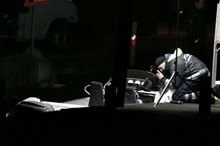 UNDERSØGELSE. Efterforskere ved den båd, nordmændene benyttede sig af. 