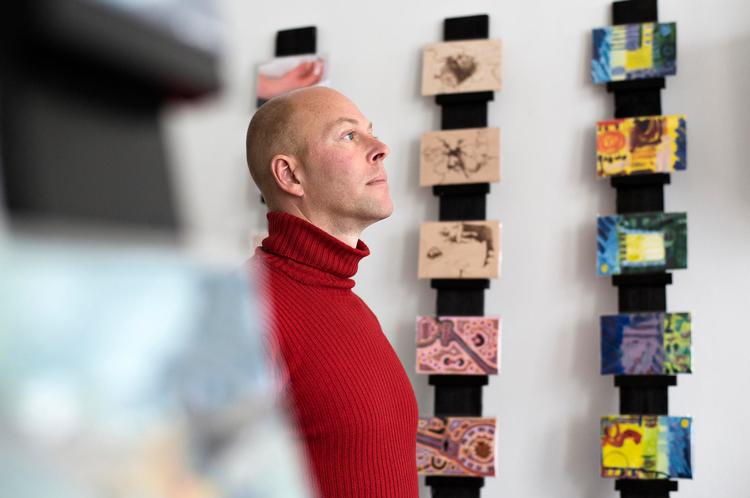 Pengemager. Billedkunstner og  forfatter Lars Kræmmer med et par  prøver på konceptet 'artmoney'. 