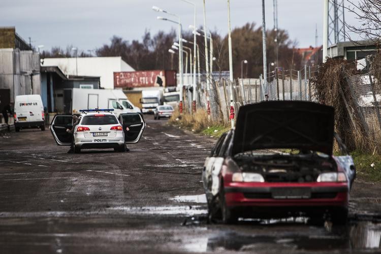 UDBRÆNDT. Politiet mener, at en eller flere røvere er flygtet i denne bil. 