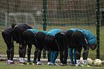 'STRAFFET'. Nederlaget til de unge Brøndbyspillere betød, at de gamle som afslutning på træningen  måtte agere skydeskive, men træfsikkerheden gjorde den straf meget betinget. 