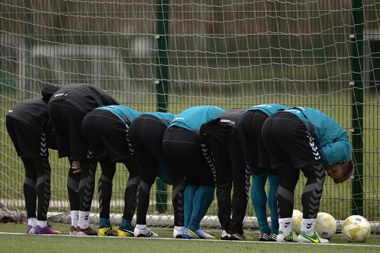 'STRAFFET'. Nederlaget til de unge Brøndbyspillere betød, at de gamle som afslutning på træningen  måtte agere skydeskive, men træfsikkerheden gjorde den straf meget betinget. 