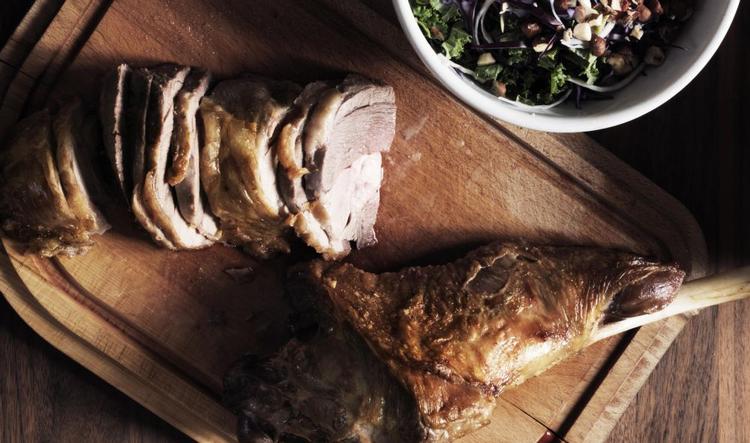 Tip.Ved stegning af kød med ben, f.eks. køller og rygge, stikkes termometret ind til benet og trækkes lidt tilbage. Tjek altid flere steder på samme vis, før du afgør, om temperaturen er, som den skal være, når der er tale om kød på ben. 