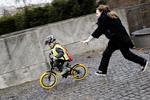 Fangeleg. Børnene fra idrætsbørnehaven Hylet i København laver cykellege, hvor en pædagog og en medhjælper løber efter dem på Jarmers Plads. De  ansatte er ikke bange at blive mistænkeliggjort, hvis de har fysisk kontakt med børnene, og kan eksempelvis godt trøste dem på skødet, hvis der er behov for det. 