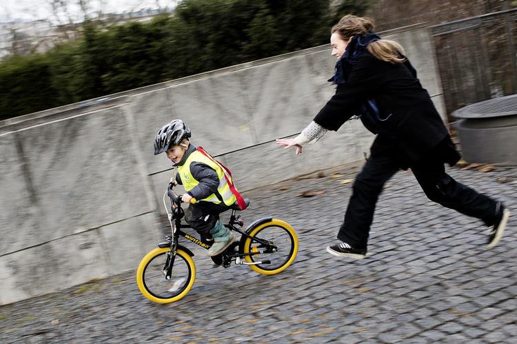 Fangeleg. Børnene fra idrætsbørnehaven Hylet i København laver cykellege, hvor en pædagog og en medhjælper løber efter dem på Jarmers Plads. De  ansatte er ikke bange at blive mistænkeliggjort, hvis de har fysisk kontakt med børnene, og kan eksempelvis godt trøste dem på skødet, hvis der er behov for det. 