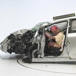 SMADRET. Et af ofrene for en skærpet amerikansk crashtest er Toyota Prius Plus. Fronten af bilen bliver trykket  kraftigt sammen ved denne test. 