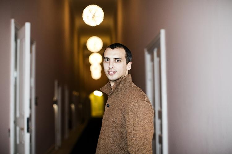 Kildekritik. Mattias Tesfaye kritiserer, at TV2 bruger kilder, der er engageret i borgerlige partier uden at fortælle seerne det. 