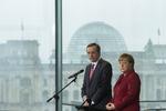 sponsor. Antonis Samaras sammen med  Grækenlands store sponsor, Angela Merkel, som også har stillet barske betingelser for den økonomiske hjælp til grækerne. 