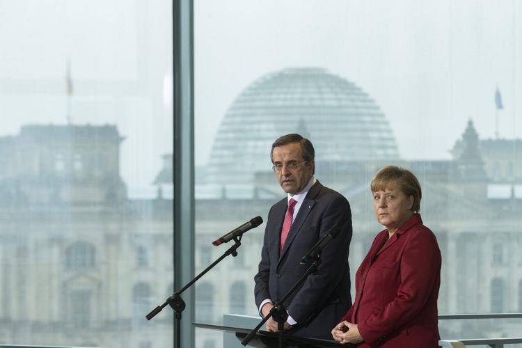 sponsor. Antonis Samaras sammen med  Grækenlands store sponsor, Angela Merkel, som også har stillet barske betingelser for den økonomiske hjælp til grækerne. 