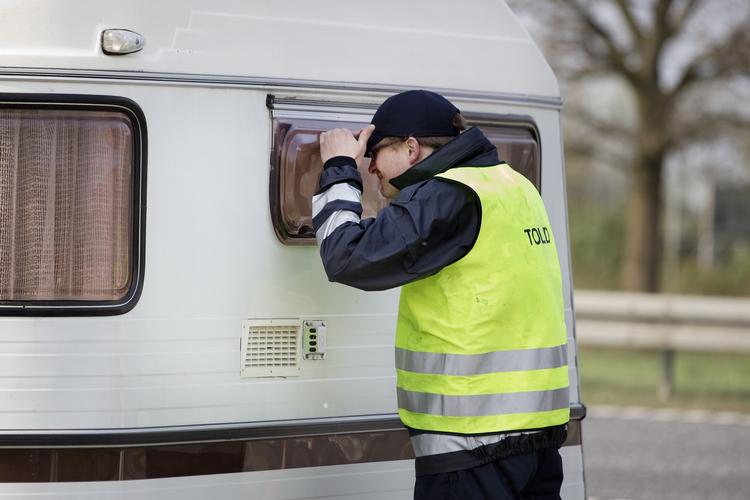 underbemandede. Svenskerne har cirka ti gange så mange toldere som danskerne, og det har en effekt, siger formanden for de danske toldere. 